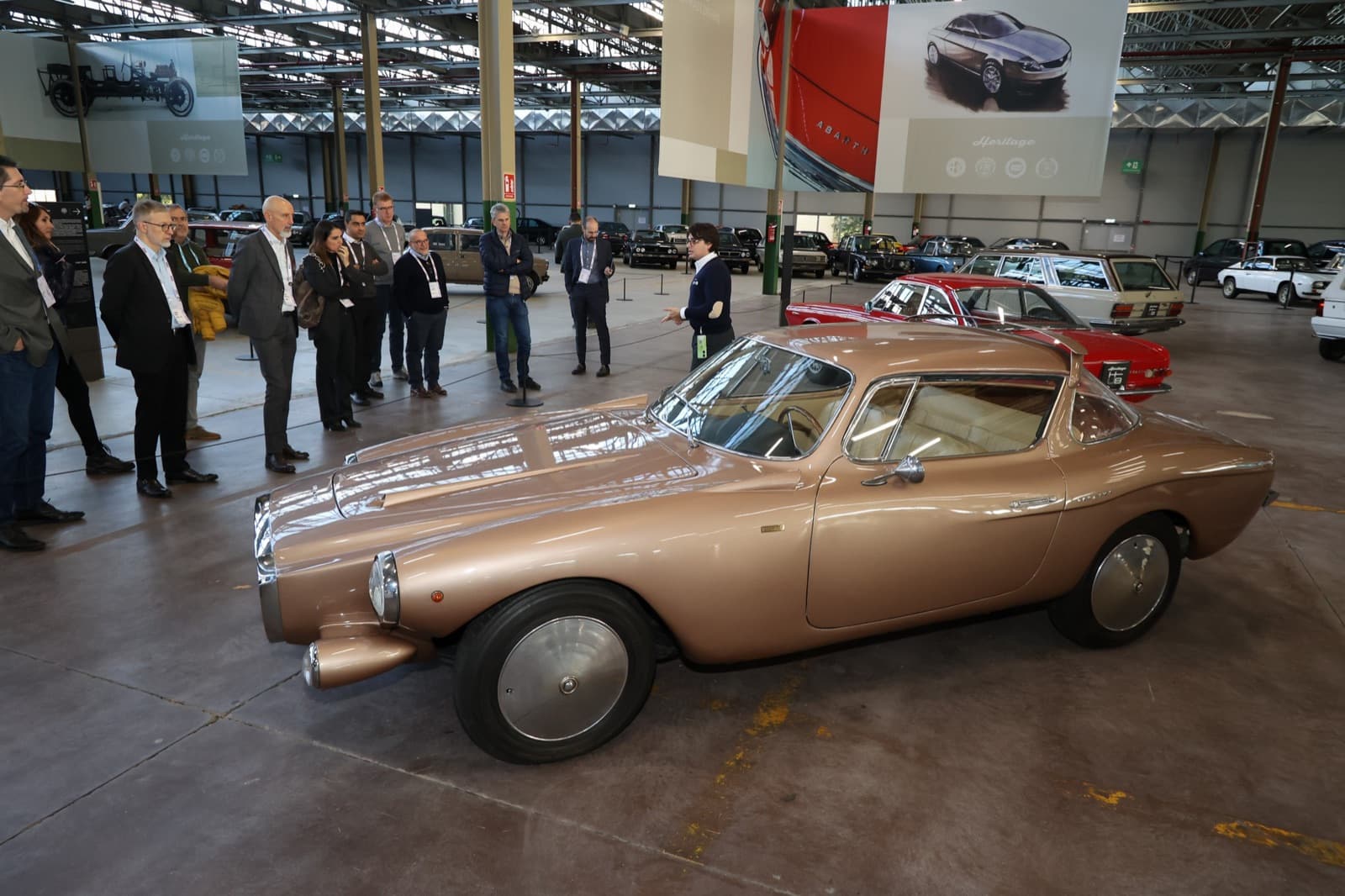 Auto d'epoca nello spazio industriale dell'Heritage Hub