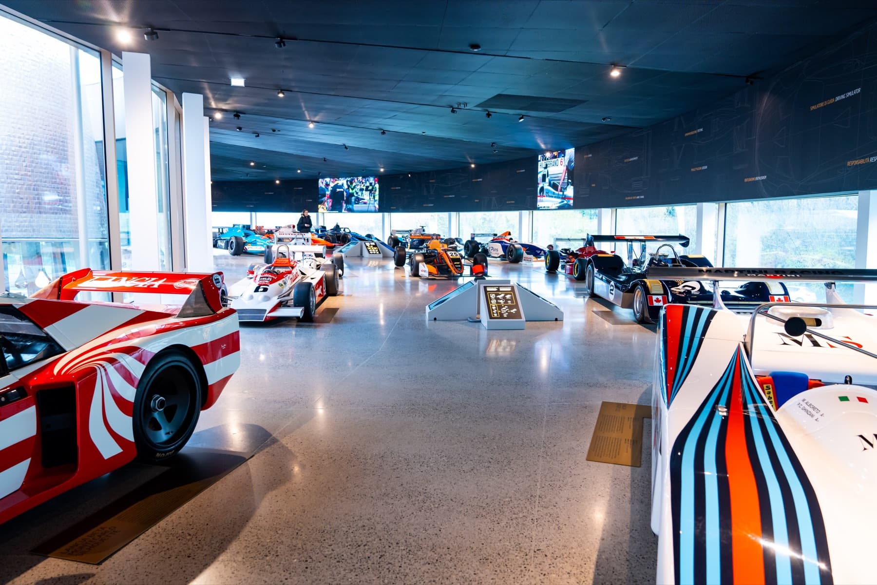 Auto da corsa esposte nella hall della Dallara Academy