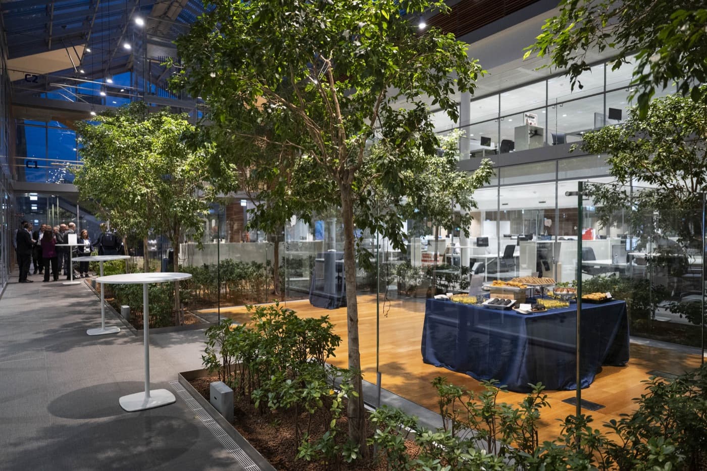 Giardino interno del campus con allestimento per il pranzo
