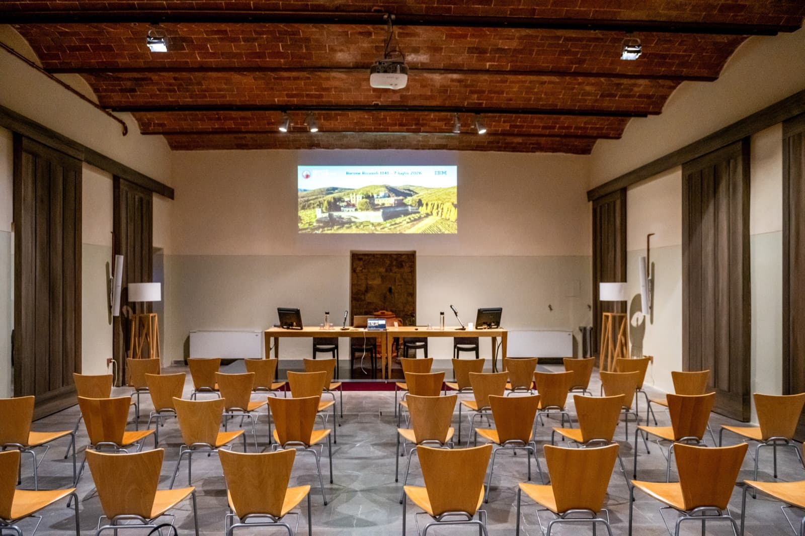 Sala storica della tenuta allestita per una presentazione