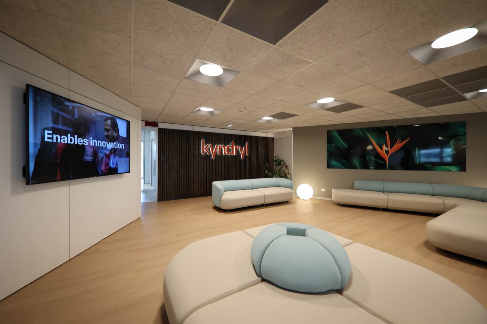 Lounge brandizzata Kyndryl con ledwall