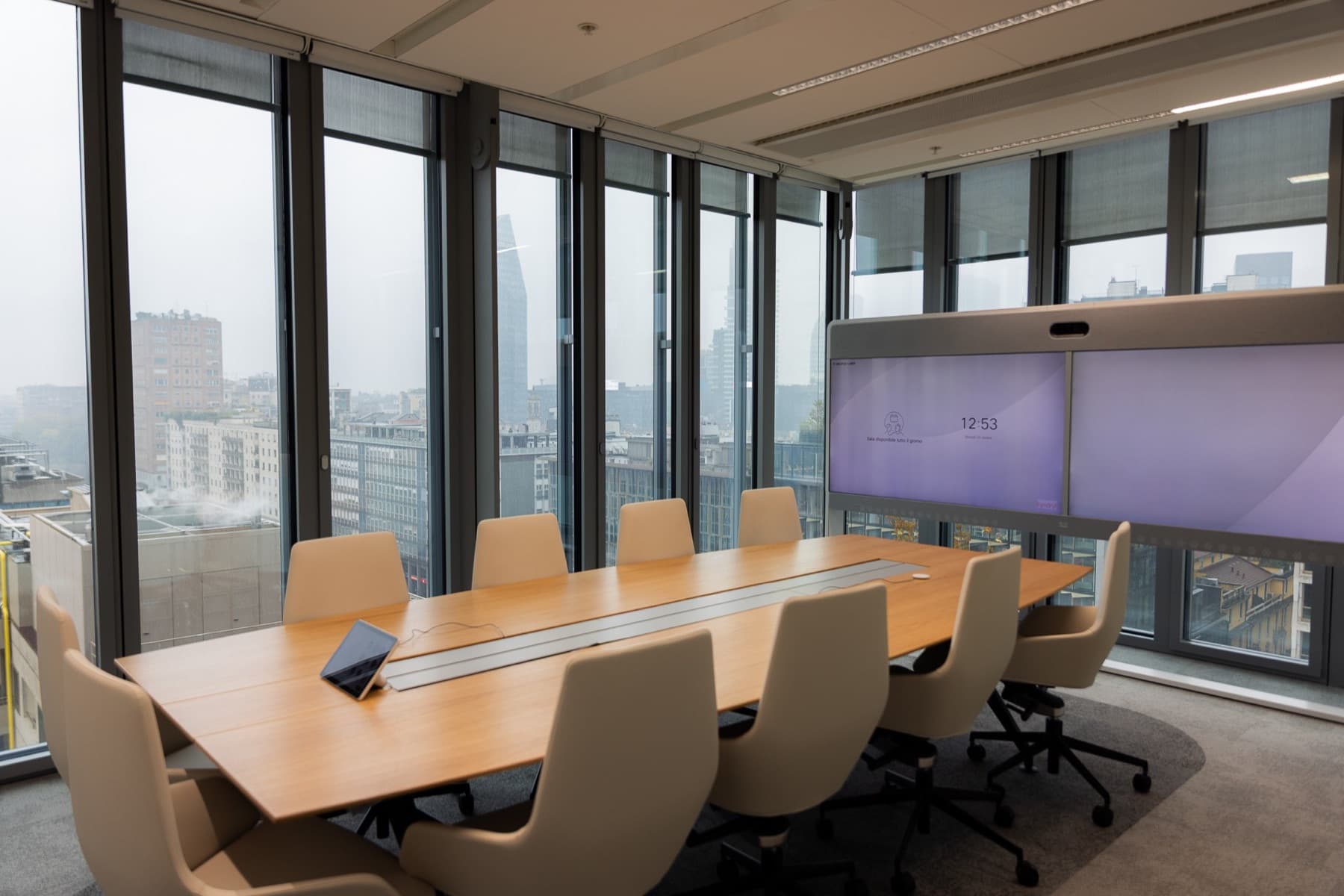 Sala riunioni vetrata con vista sulla città