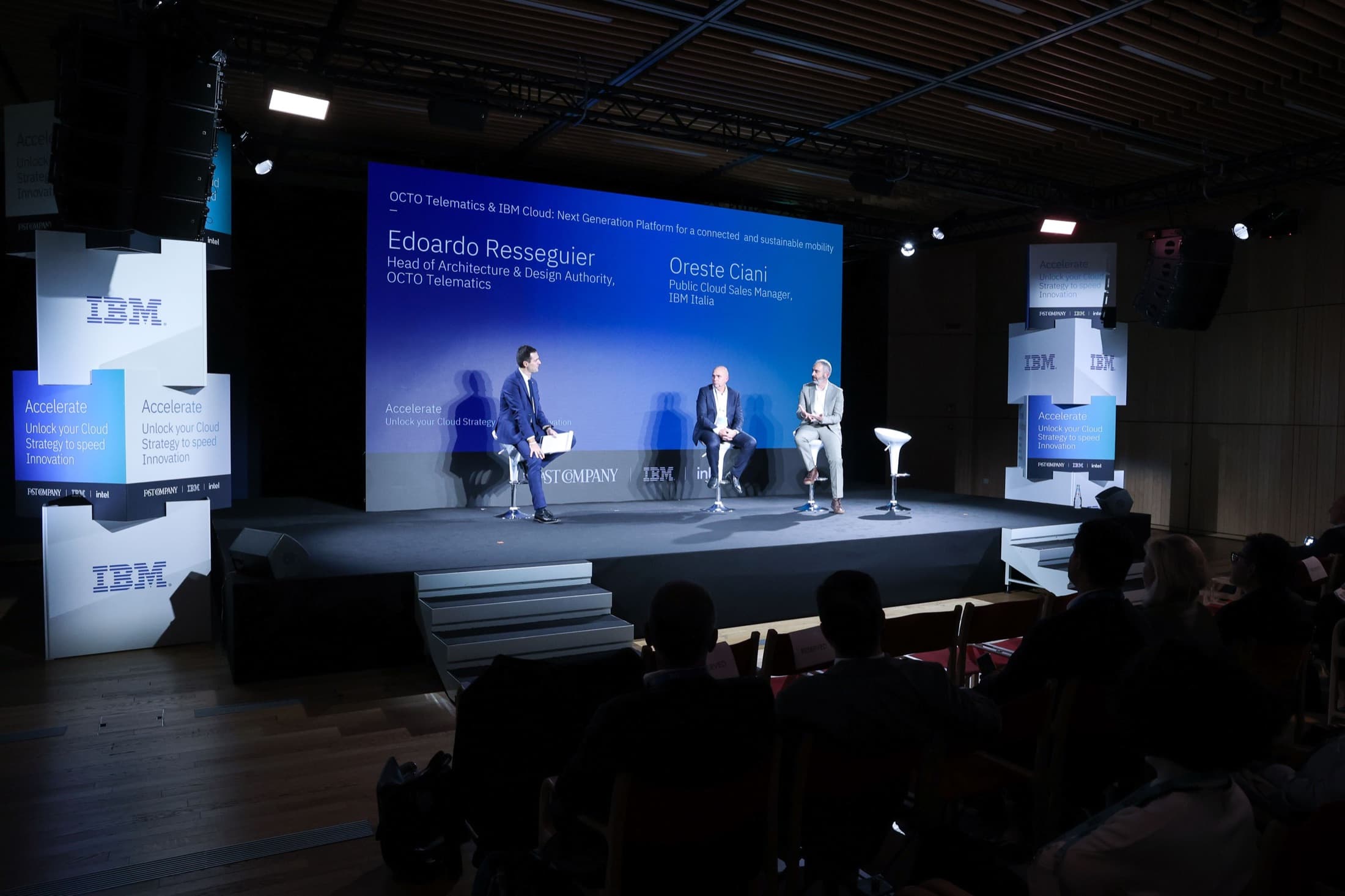 Palco con ledwall e ospiti durante una convention tecnologica