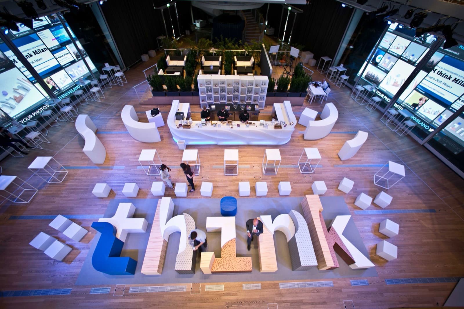 Allestimento con lettering tridimensionale per un summit