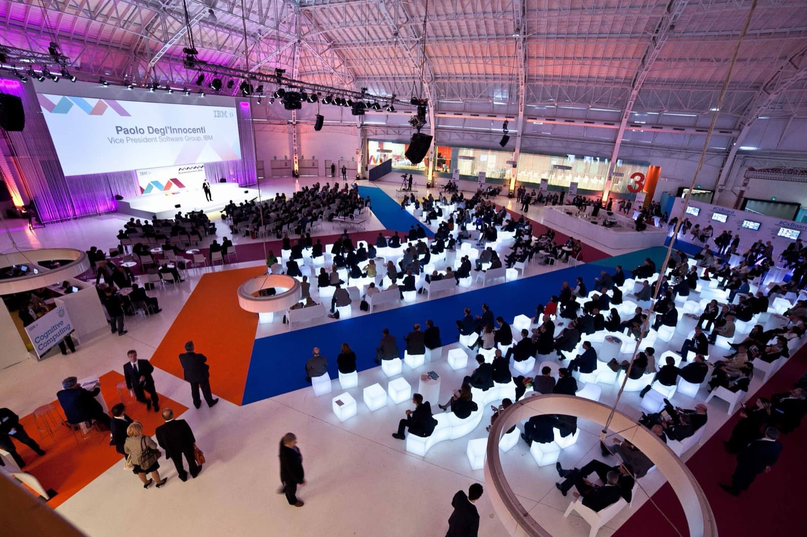 Plenaria di una convention con palco centrale